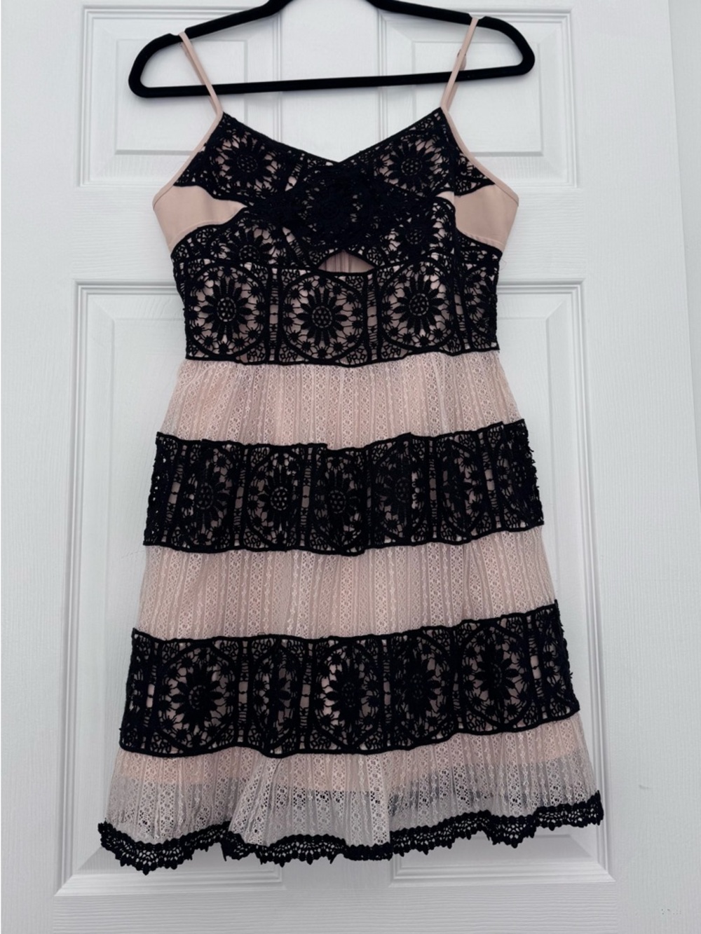 foxiedox Beige and Black Lace Tiered Key Hole Spaghetti Strap Dress